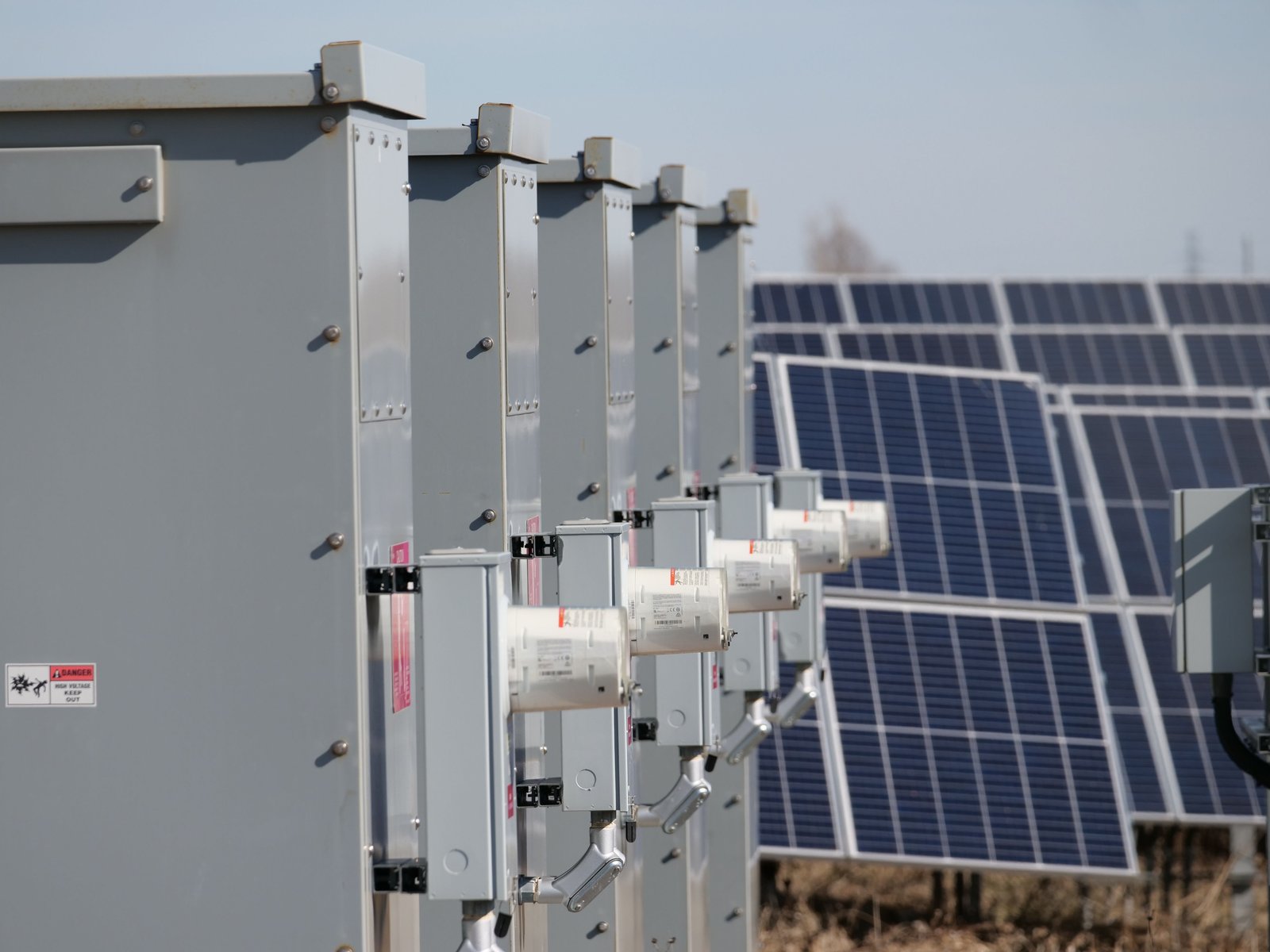 Equipe TH7 executando serviços elétricos